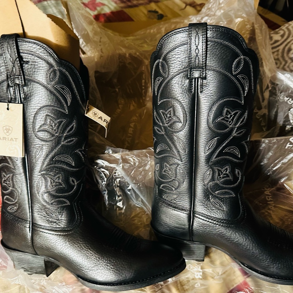 Ariat new for women size 7.5 black color